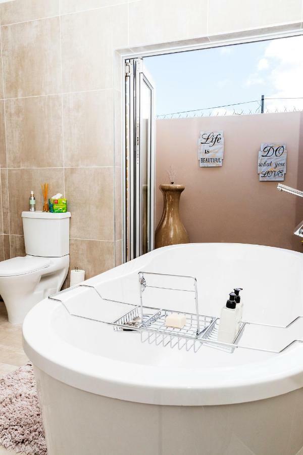 Settle Inn Self Catering Accommodation Колчестър Екстериор снимка